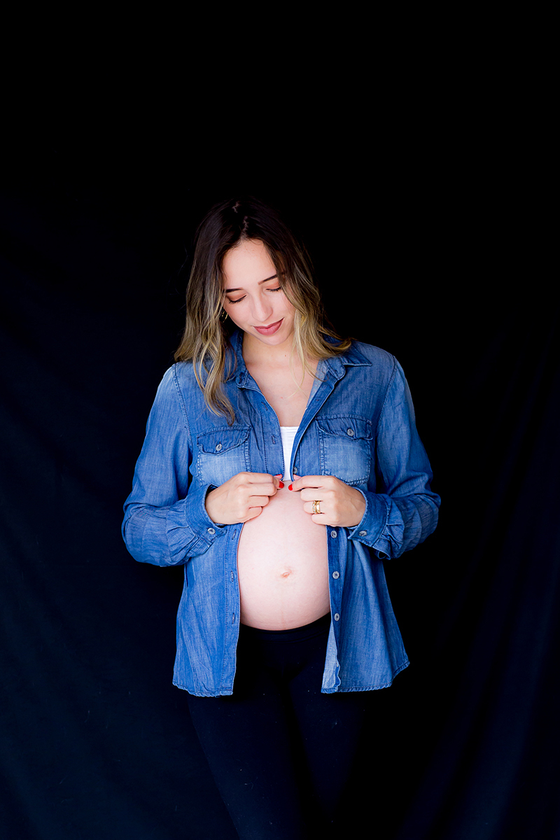 Ensaio de gestante na casa da cliente em Pará de Minas.