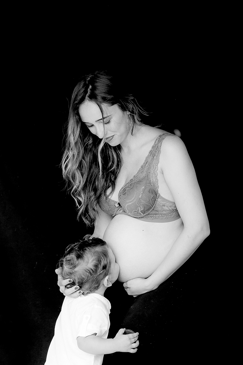 Ensaio de gestante realizado em Pará de Minas na casa da cliente. Isabela esperando Ana Laura.