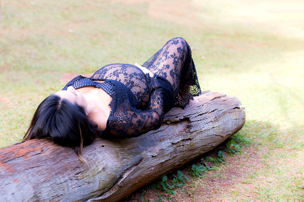 Ensaio de gestantes em Belo Horizonte. Ensaio realizado no Parque das Águas, Gestante com vestido em renda preto.