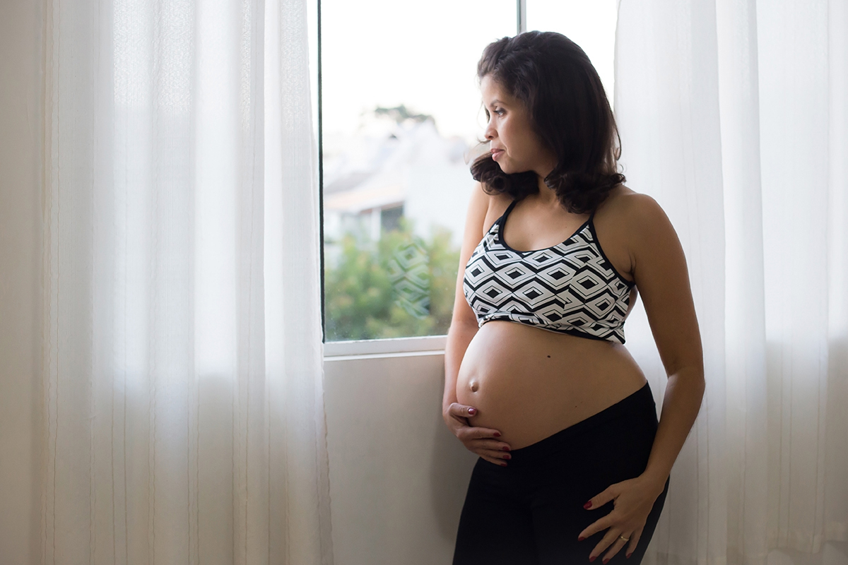 Ensaio de gestante em Curitiba. Sessão de gravidas na casa da cliente em Curitiba.