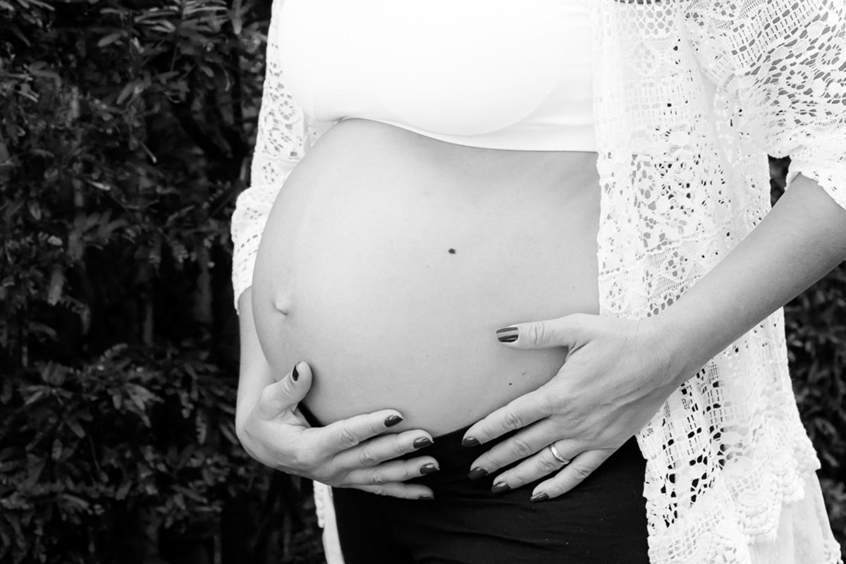 Fotografia de gestante em Curitiba, realizada no Jardim Botânico.