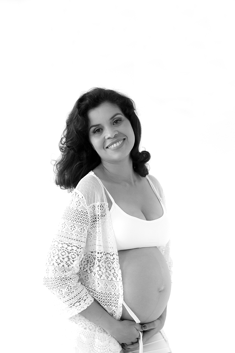 Foto de gestante interna, na casa na cliente em Curitiba.