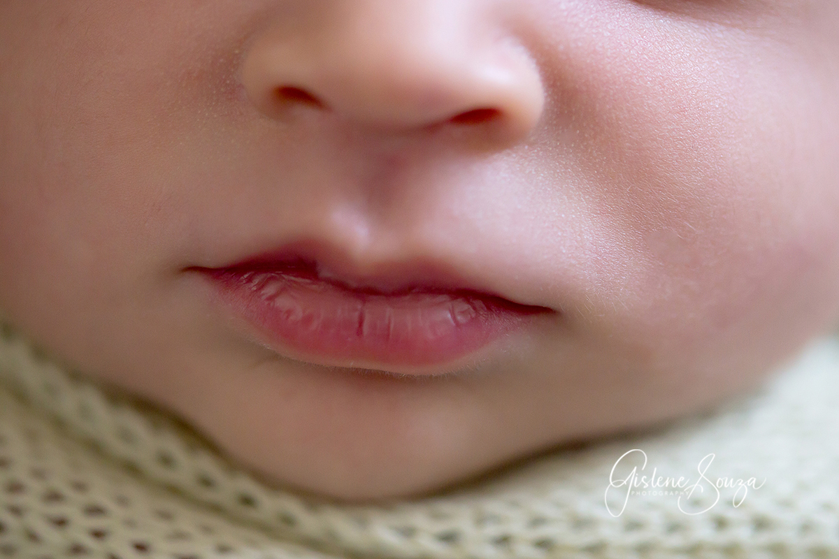 Ensaio newborn em Belo Horizonte. foto macro com destaque para a boca do bebê.