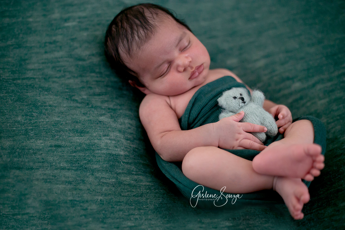 Fotografia de recém nascido, ensaio de newborn em Belo Horizonte. Newborn, pose no puff com ursinho.