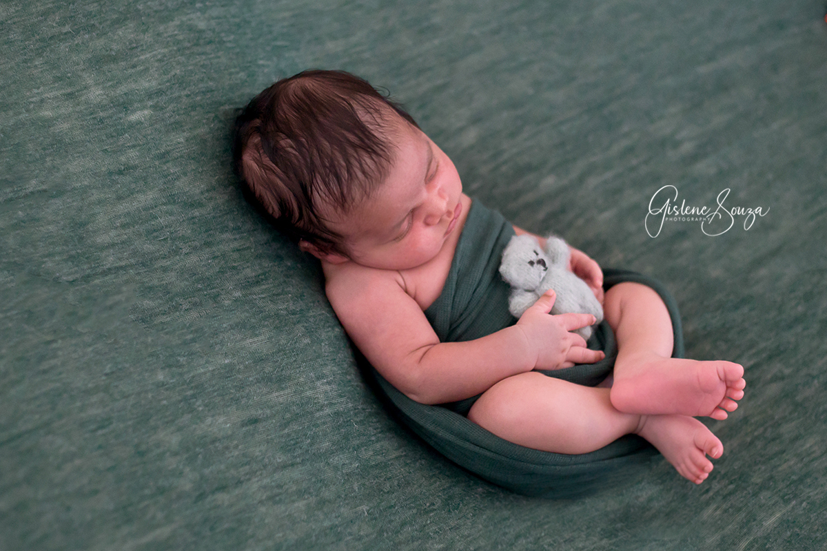 Ensaio de newborn em Belo Horizonte, de barriguinha para cima no puff.