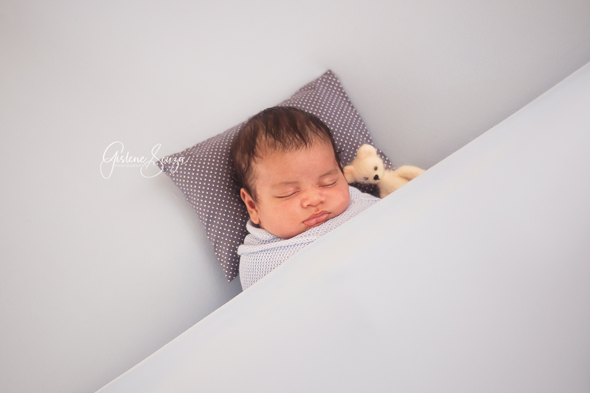 Ensaio de recém-nascido na cidade de Belo Horizonte. Ensaio newborn no puff com barriga para cima.