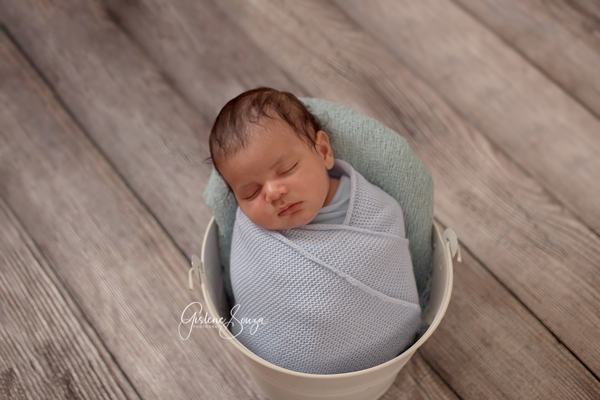 Ensaio de newborn em Belo Horizonte. Pose do baldindo e bebê enroladinho no wrap.