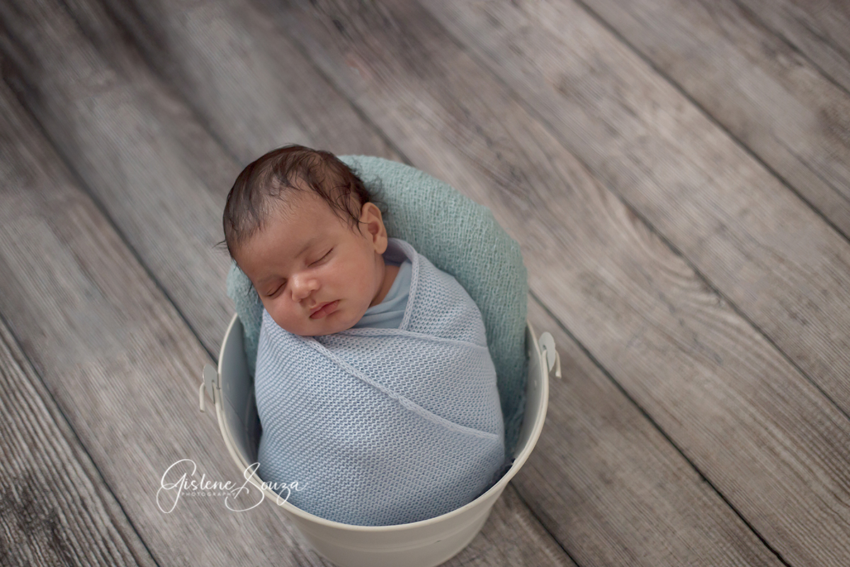 Ensaio newborn em Belo Horizonte pose no baldinho. Bebê enroladinho no wrap.
