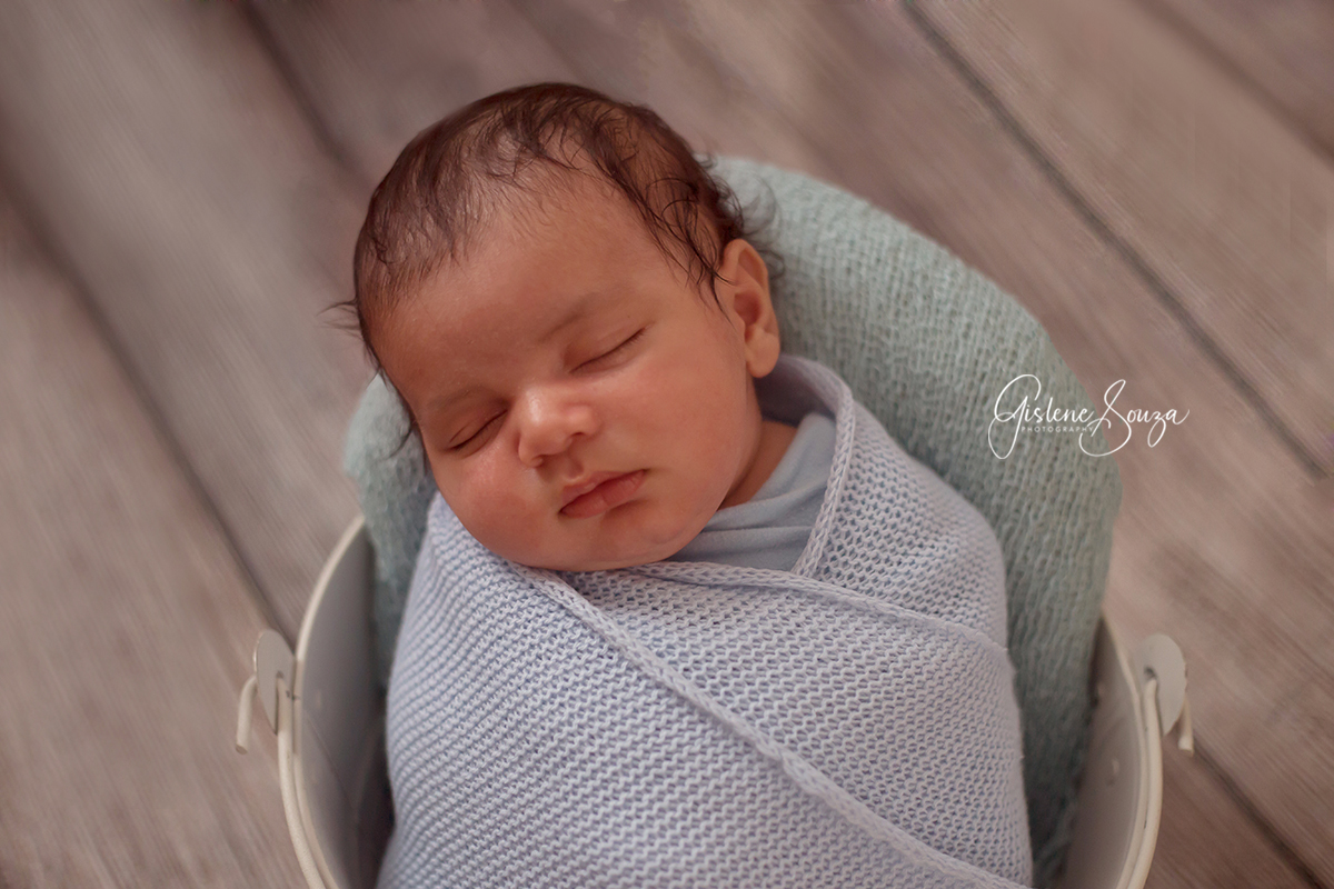 Foto de newborn erolado no wrap em Belo Horizonte. Pose do baldinho.