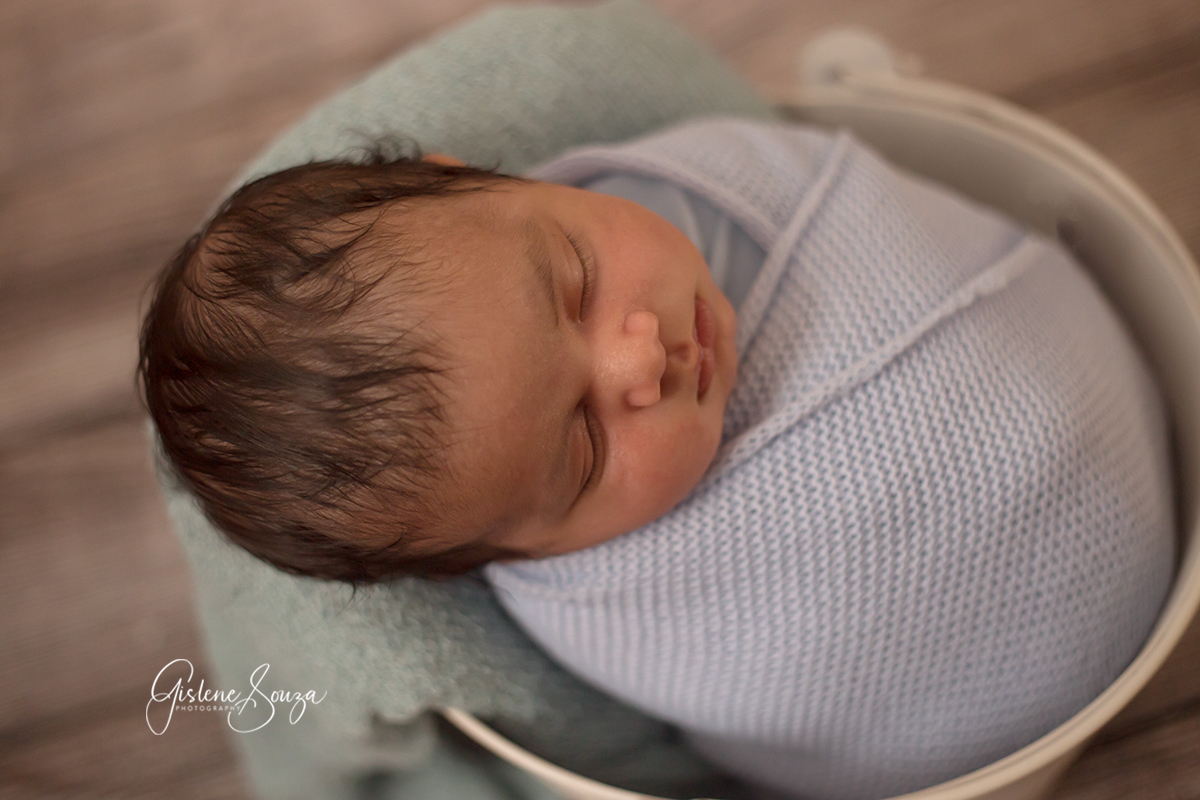 Fotografia de newborn na cidade de Belo Horizonte. Pose do baldinho. 