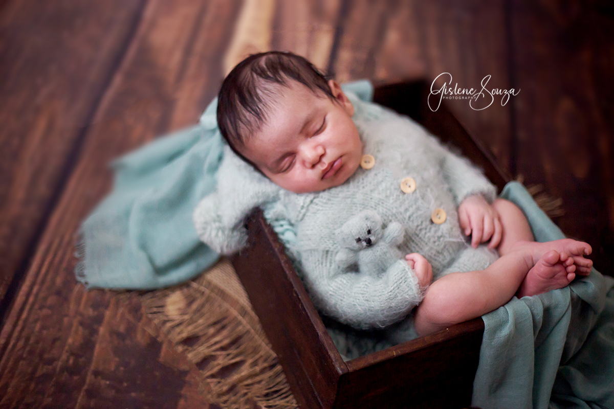 Ensaio de recém-nascido em Belo Horizonte. Ensaio newborn na caixa com ursinho.