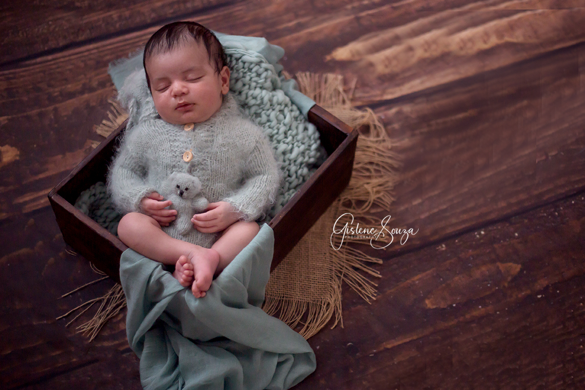 Fotografia de recém-nascido na caixa de madeira rustica. Ensaio newborn em Belo Horizonte.
