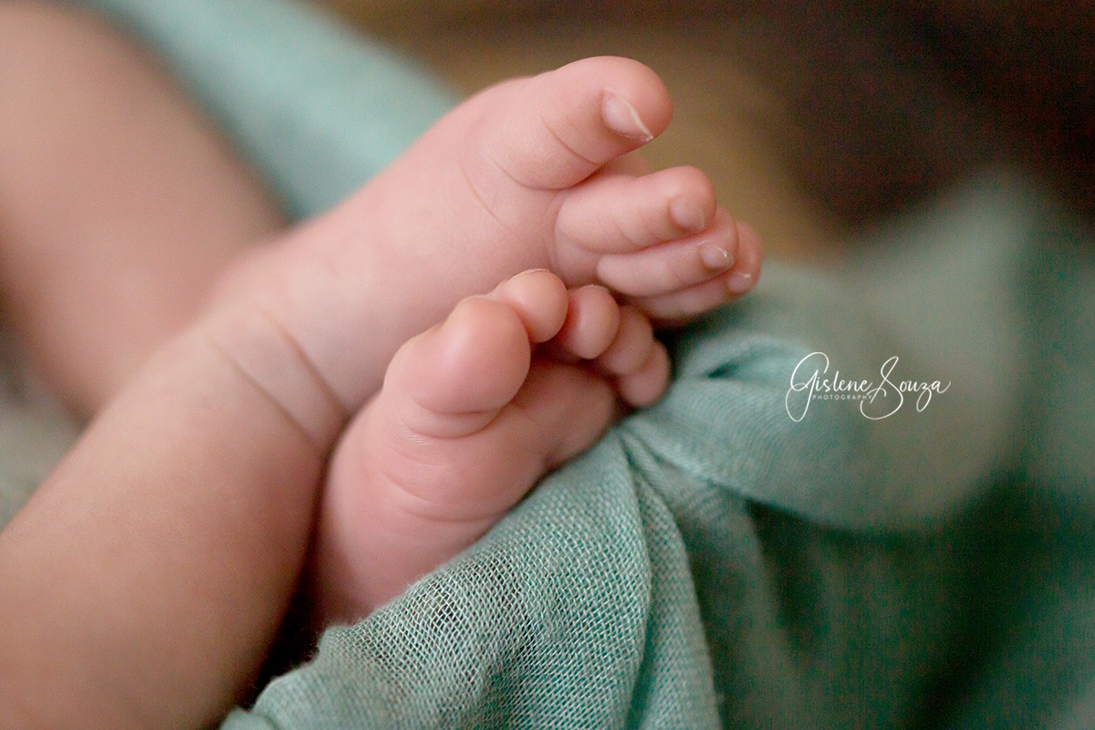 Fotografia macro de newborn dos pesinhos. Ensaio newborn realizado em Belo Horizonte.