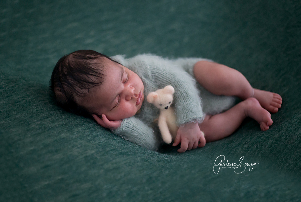 Ensaio de newborn  na cidade de Belo Horizonte. Pose de ladinho no puff.