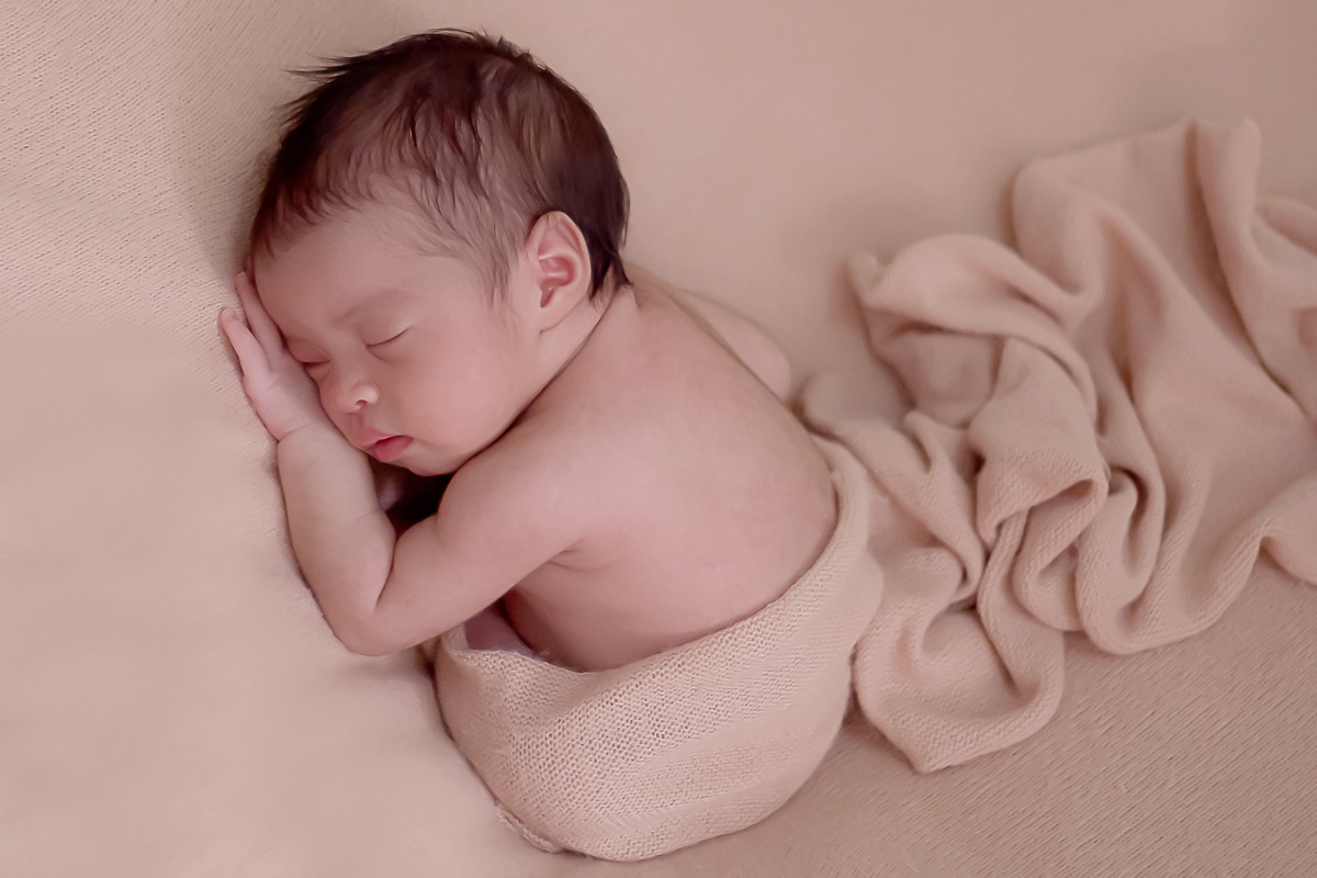 Ensaio newborn da Valentina de 16 dias, realizado em Belo Horizonte. Pose no puff.