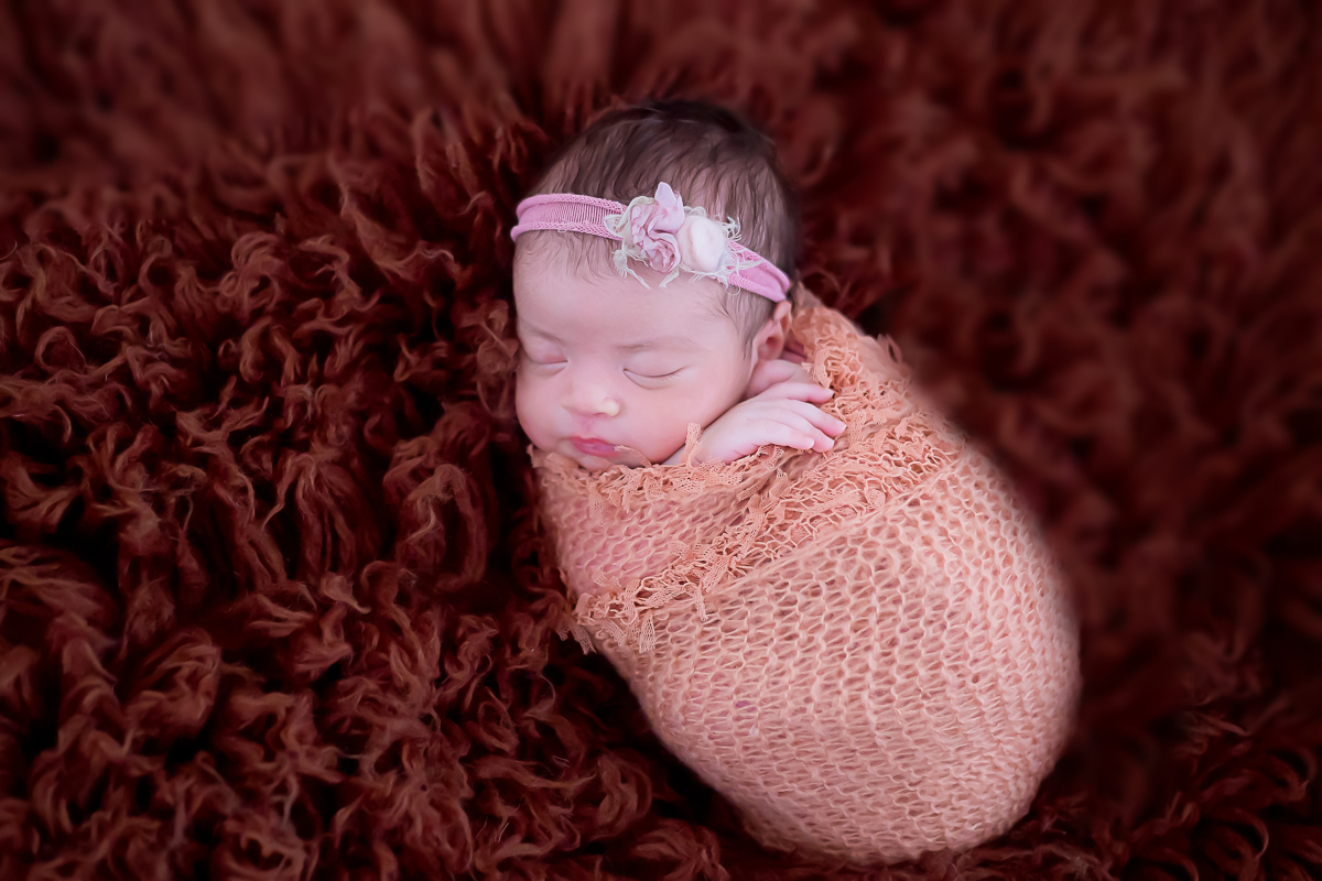 Ensaio de Newborn em Belo Horizonte. Bebê de 16 dias, Valentina. Pose no puff.