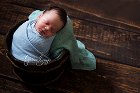 Fotografia de recém nascido em estúdio em Belo Horizonte. Pose do baldinho.