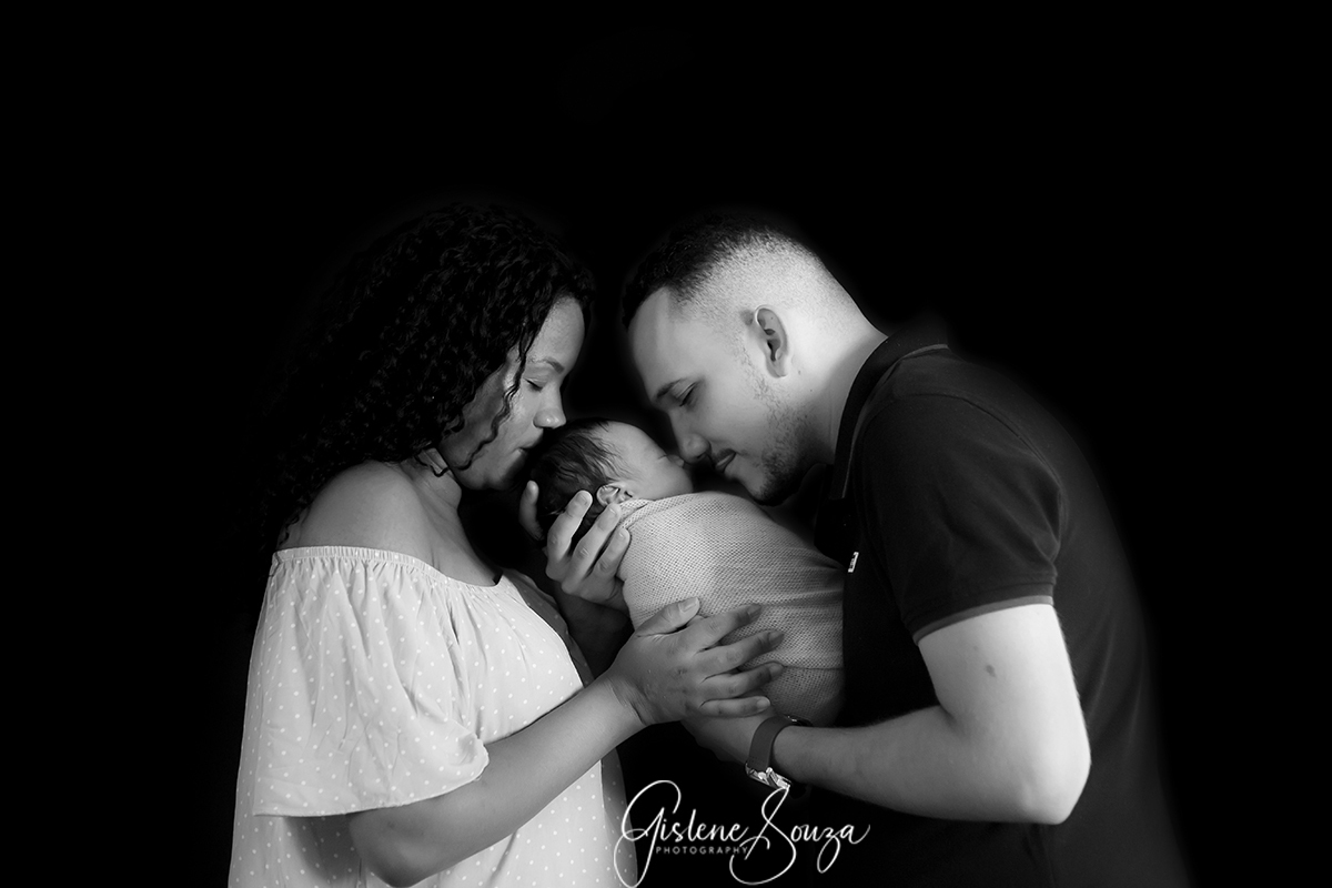 Ensaio de newborn em Belo Horizonte e em estúdio. Ensaio com os pais em preto e branco.
