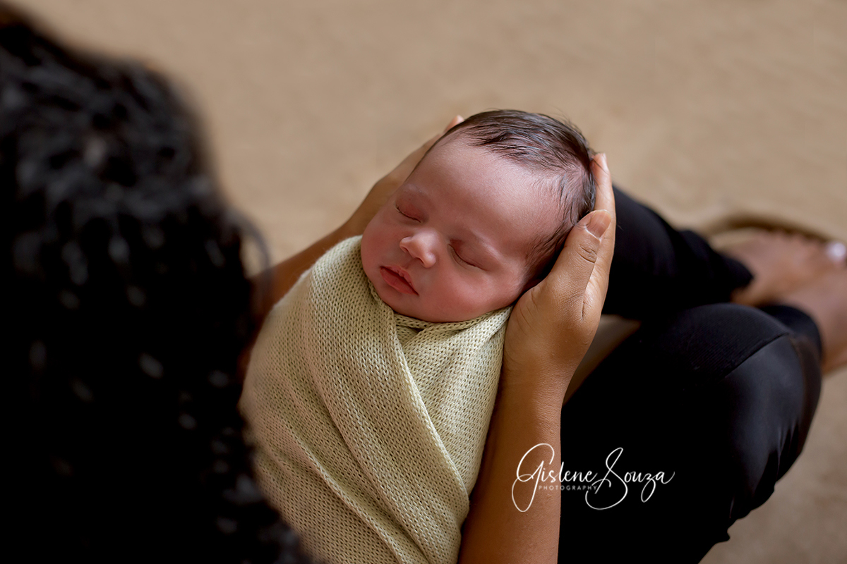 Fotografia de newborn com a mãe. Realizado em Belo Horizonte.