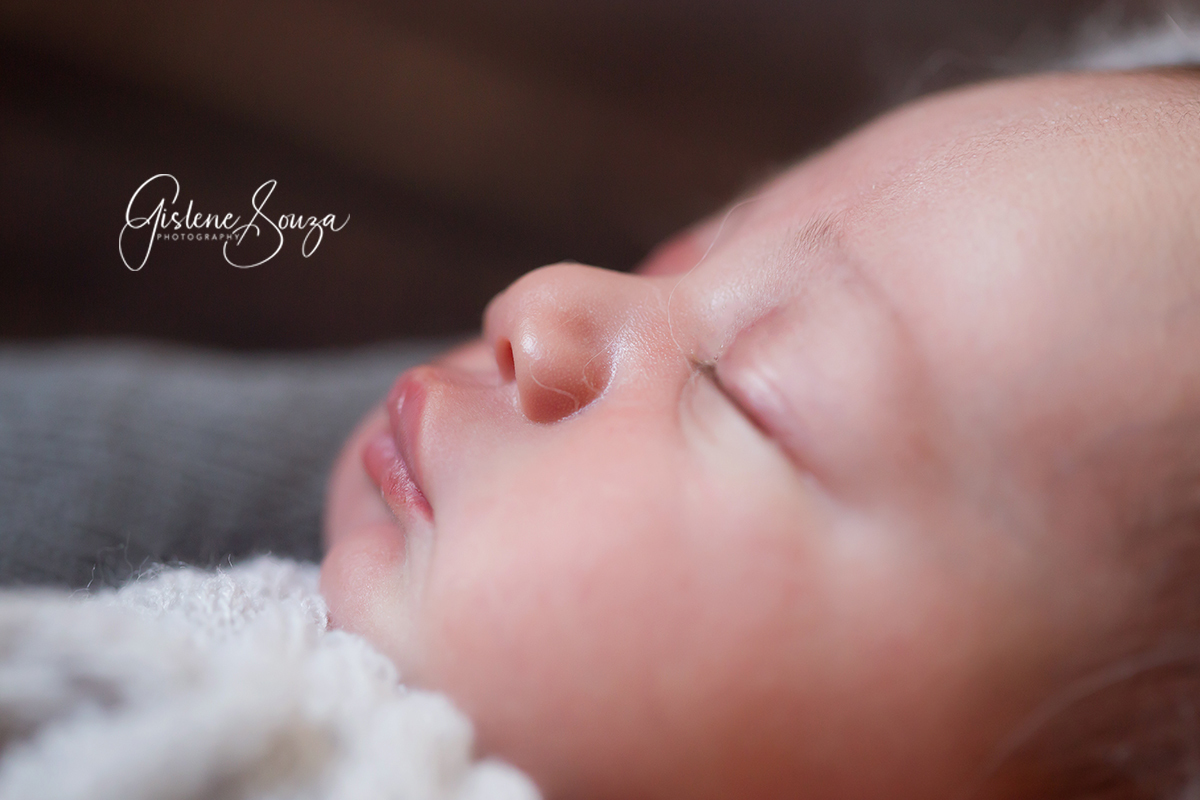 Fotografia macro de newborn - recém nascido em Belo horizonte. Destaque no rostinho.