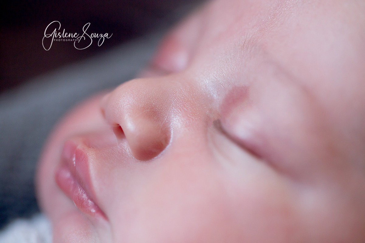 Ensaio newborn, em estúdio em Belo Horizonte. Fotografia macro de recém nascido.