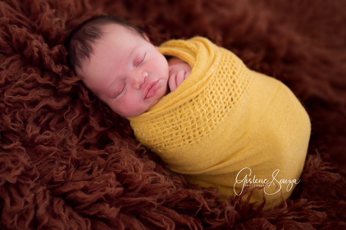 Ensaio fotográfico de recém nascido em Belo Horizonte. Bebê no puff no wrap amarelo. Newborn enrolado no wrap.
