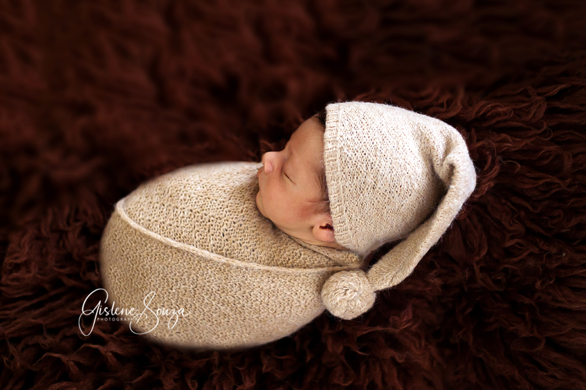Ensaio newborn  Pará de Minas - menino. Pose no puff com pelo. Wrap e touca soneca da Newborn Shop Brasil. Fotografia tirada no pelo.