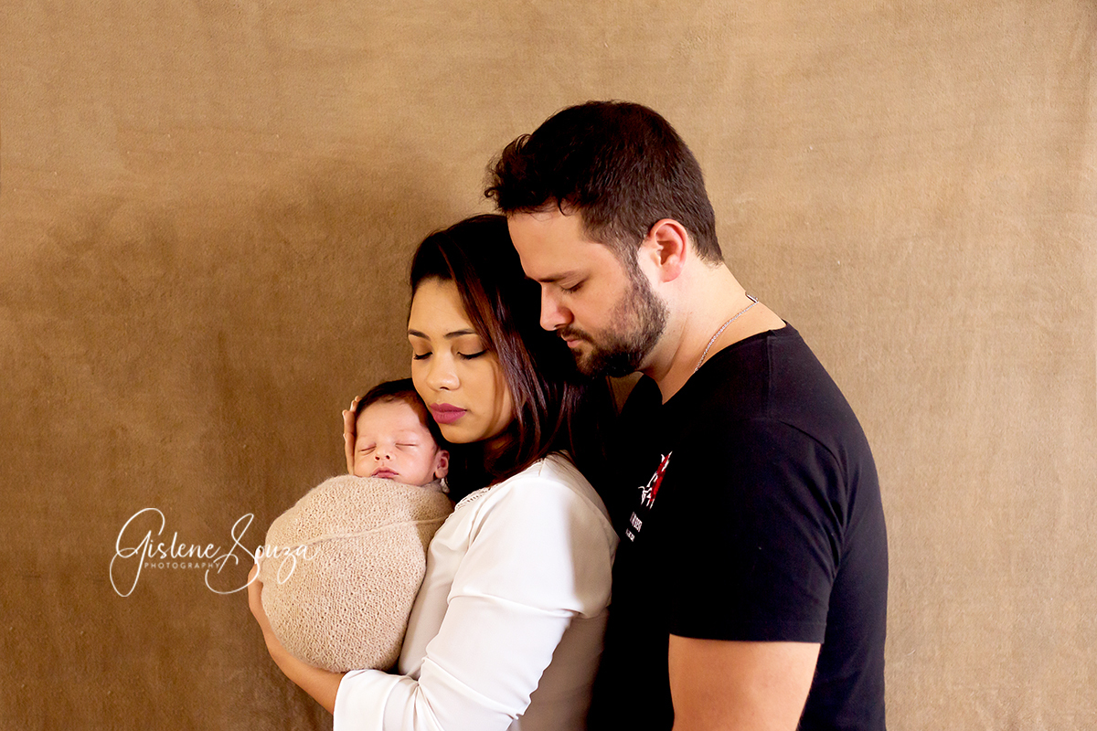 Fotografia  de recém nascido com os pais em Pará de Minas. Ensaio de newborn com os pais.