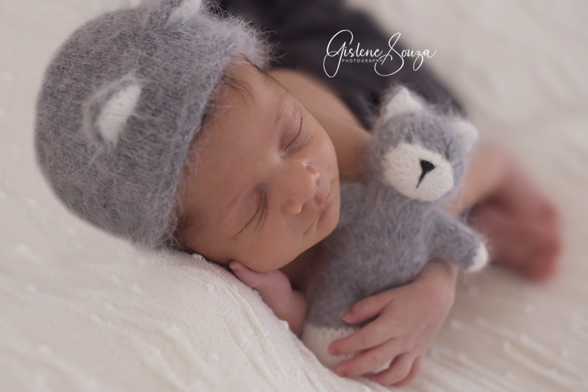 Ensaio de newborn . recém nascido em Pará de Minas. Foto com gatinho. Composição contraste cinza e branco.