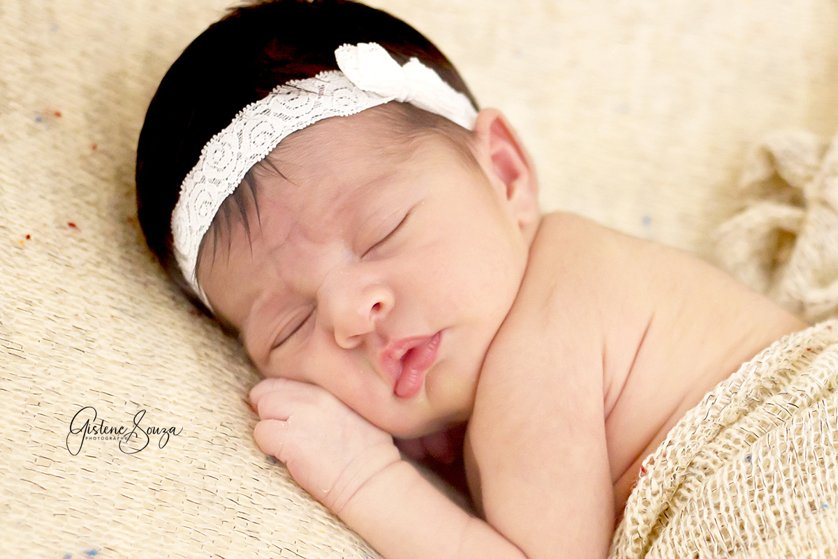 Ensaio de newborn em estúdio, Belo Horizonte - Menina. Pose no puff com wrap e manta iguais. Composição monocromática.