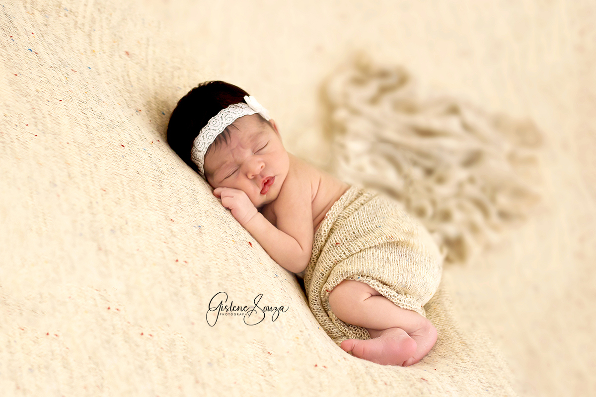 Foto de newborn posicionado no,puff. Ensaio realizado em estúdio na cidade de Belo Horizonte. Composição monocromática.