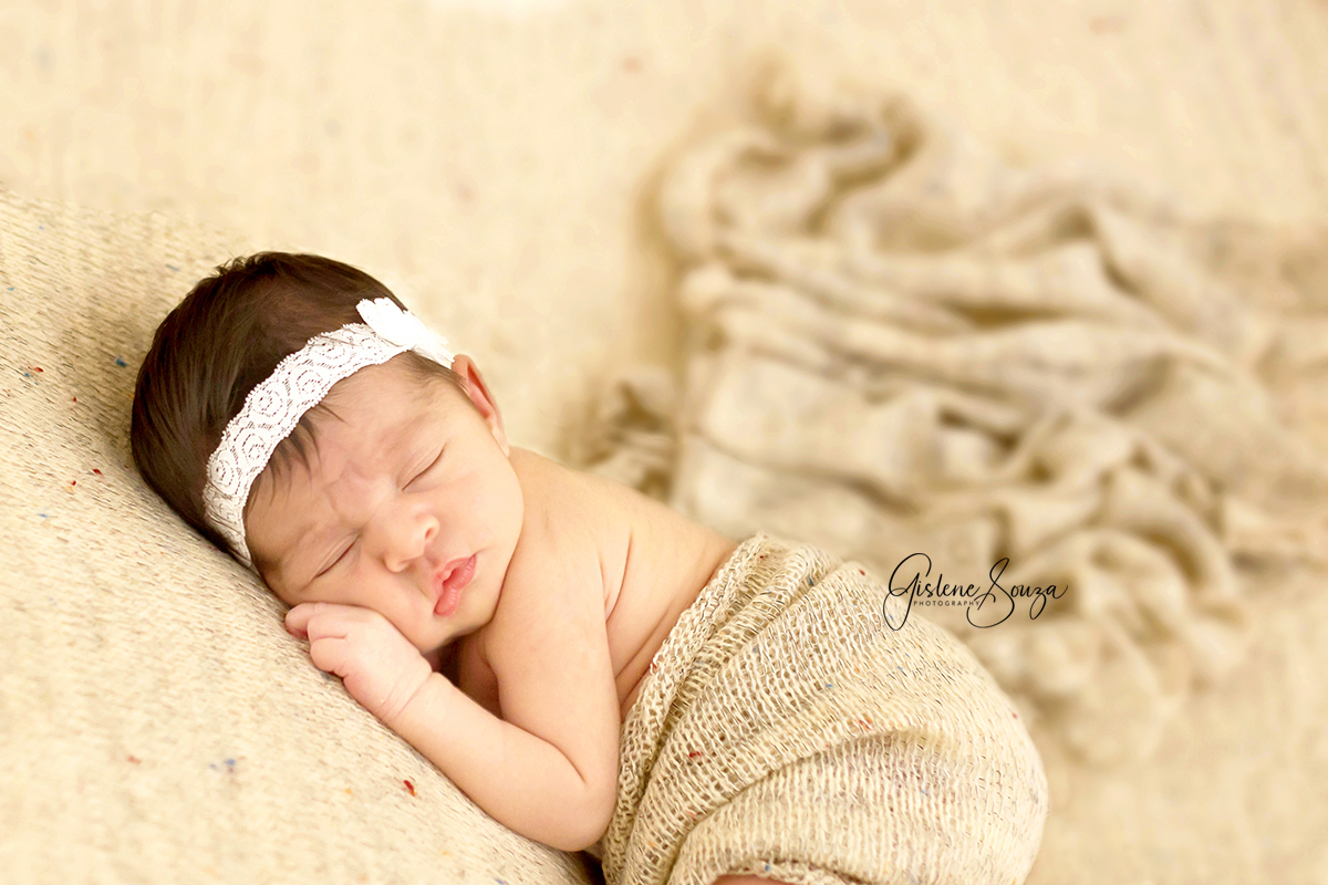 Fotografia de recém nascido - newborn em Belo Horizonte. Pose do puff em manta e wrap. Utilizado composição monocromática. 