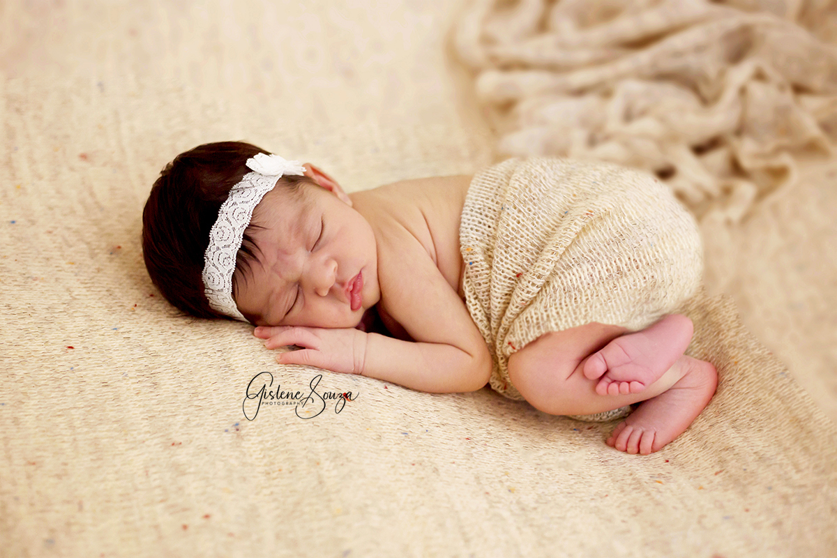 Ensaio newborn de menina em Belo Horizonte. Posicionamento no puff, com manta e wrap da mesma cor. Manta e wrap da Baby Bear.