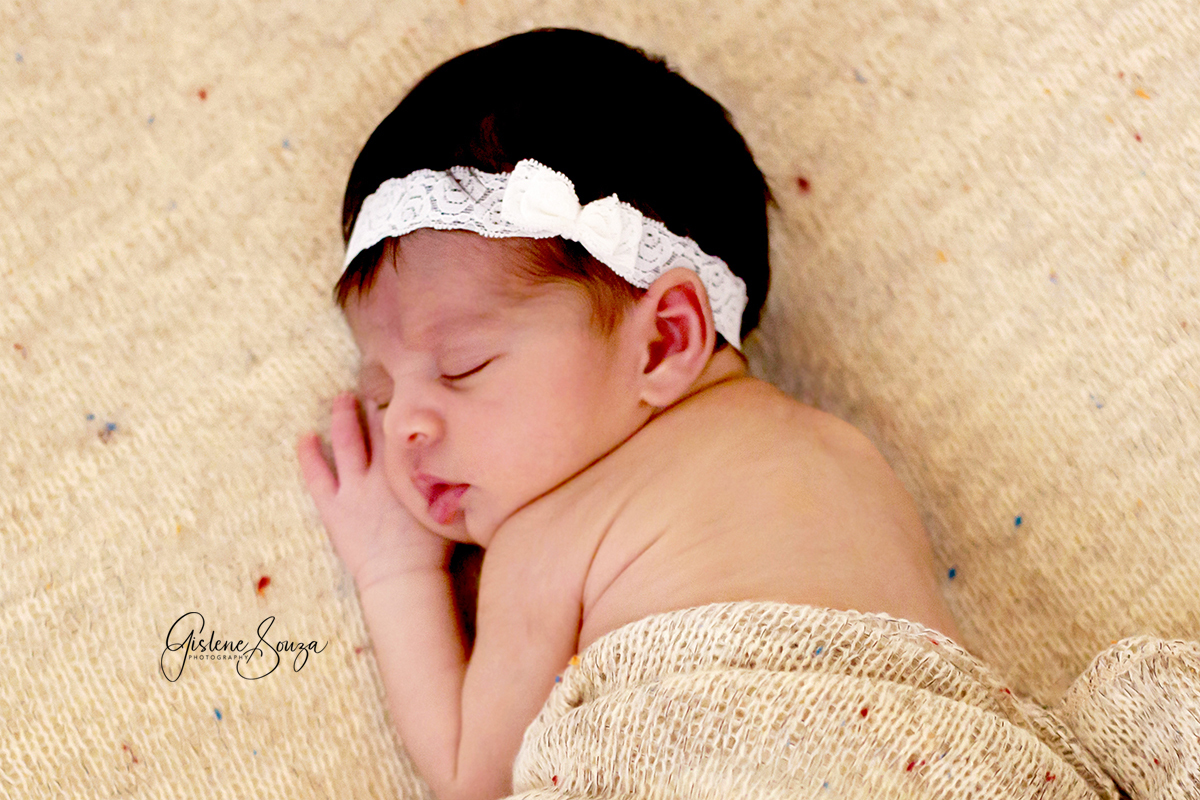 Foto newborn no puff. Menina em pose no puff. Manta e wrap da mesma cor. Wrap e manta da Baby Bear.
