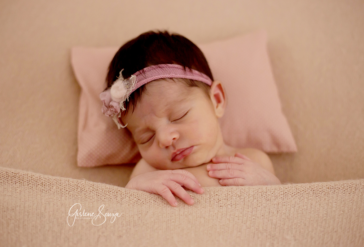 Foto newborn, menina em estúdio em Belo Horizonte. Composição em uma única cor - rosa. Manta e wrap da Baby Bear.