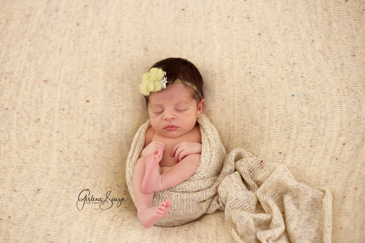 Fotografia de Newborn em estúdio. Realizada em Belo Horizonte. Ensaio de Menina enrolada no wrap no puff.