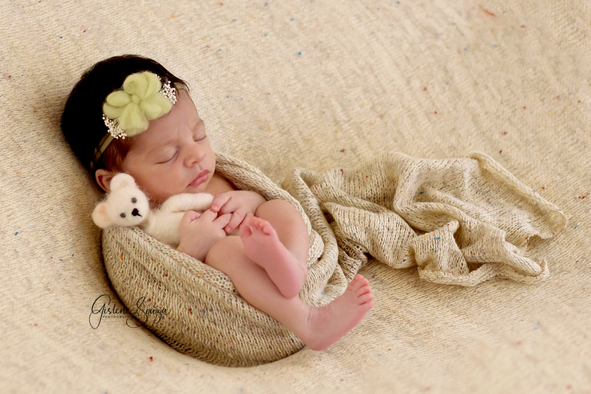 Ensaio Newborn - Belo Horizonte - Estúdio de newborn. Pose  menina enrolada no wrapp no puff com mini toy. Manta, wrap e nini toy da Baby Bear.