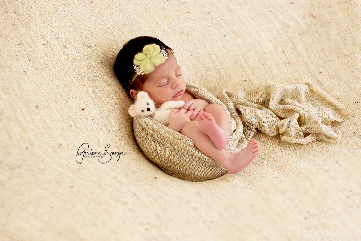 Fotografia de newborn em Belo Horizonte. Foto menina no wrap sobre puff. composição monocromática.