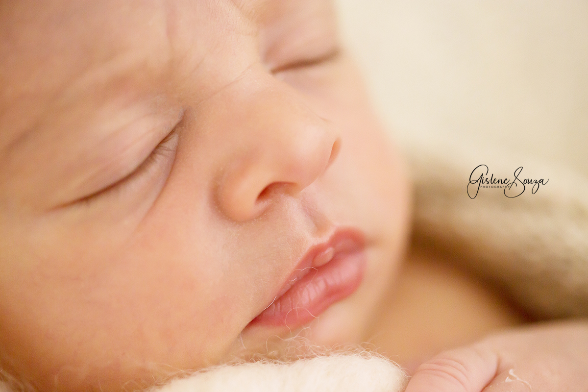 Ensaio de Newborn - Fotografia de recém nascido em Belo Horizonte. Newborn fotografia macro, com destaque para a boquinha. 