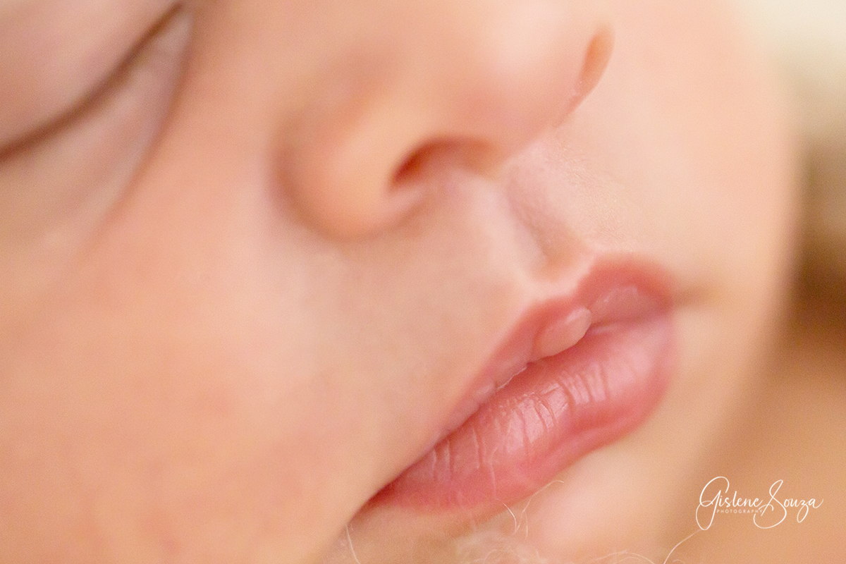 Fotografia Macro, ensaio de newborn. Realizada em Belo Horizonte. Ênfase na boquinha do bebê.
