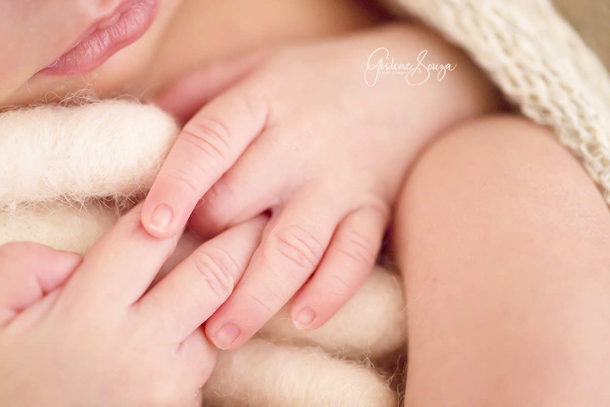 Ensaio de bebês, recém nascidos, newborn em belo horizonte. Foto macro - destaque nas mãozinhas. 