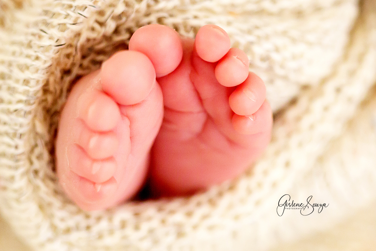 Ensaio newborn em Belo Horizonte. Book de recém nascidos. Fotografia macro valorizando os detalhes do pezinho.