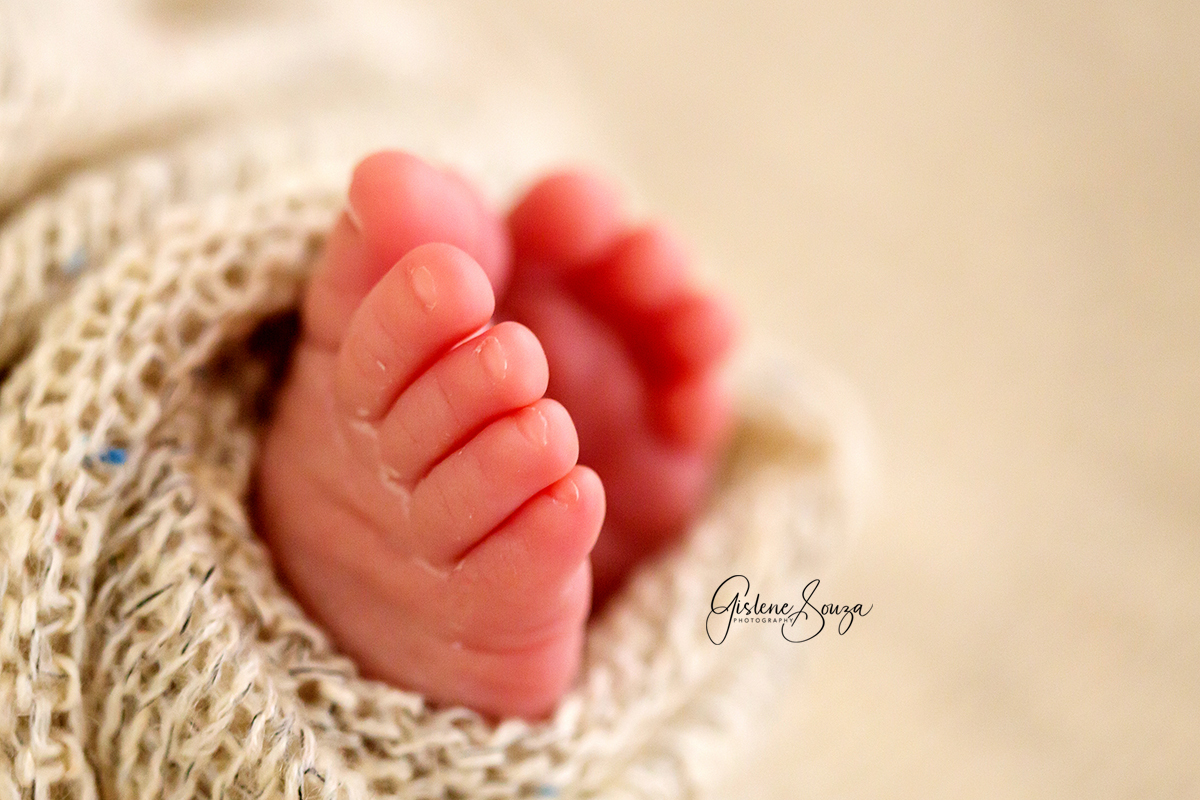 Fotografia Newborn na cidade de Belo Horizonte. Foto macro destacando os detalhes do pezinho do bebê.