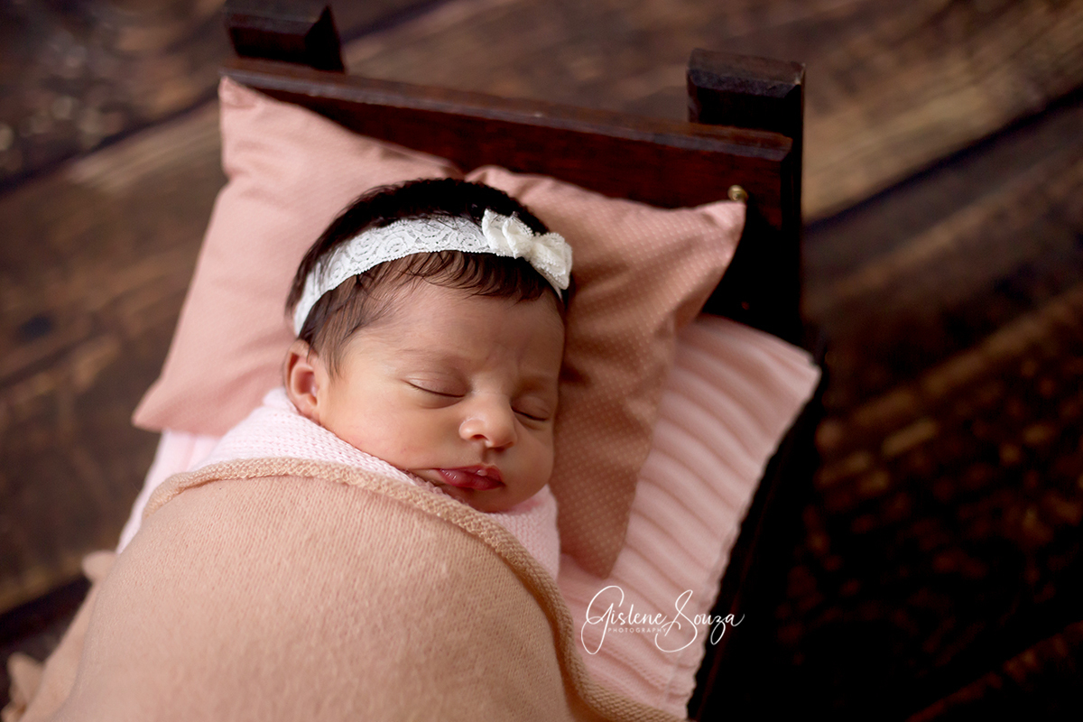 Fotografia Newborn - book newborn de menina, pose de barriguinha para cima na caminha. Ensaio realizado em Belo Horizonte,