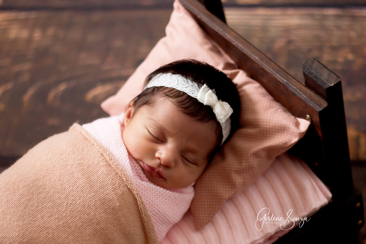Ensaio de newborn na cidade de Belo Horizonte em estúdio. Ensaio newborn de menina na caminha, enrolada no wrap e barriguinha para cima.