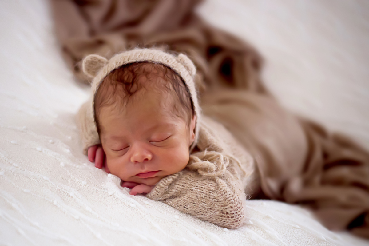 Ensaio de Newborn no Puff. Pose do bracinho. Realizado em Para de Minas.