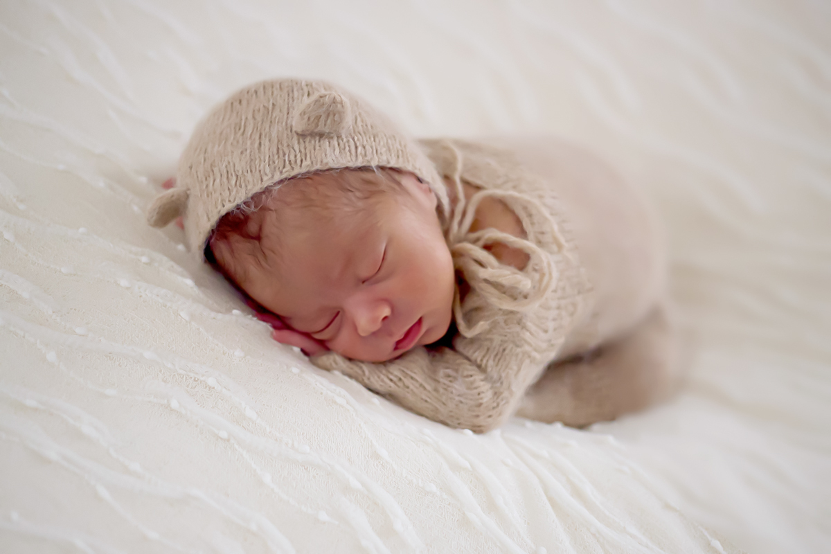 Fotografia de recém nascido realizado em Para de Minas. Pose do coala no puff. Bebê Noah de 15 dias.