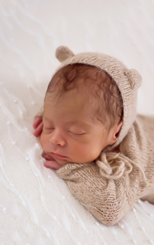 Ensaio Newborn em Pará de Minas, do Noah. Linfo bebê de 15 dias. Pose do bracinho no puff.