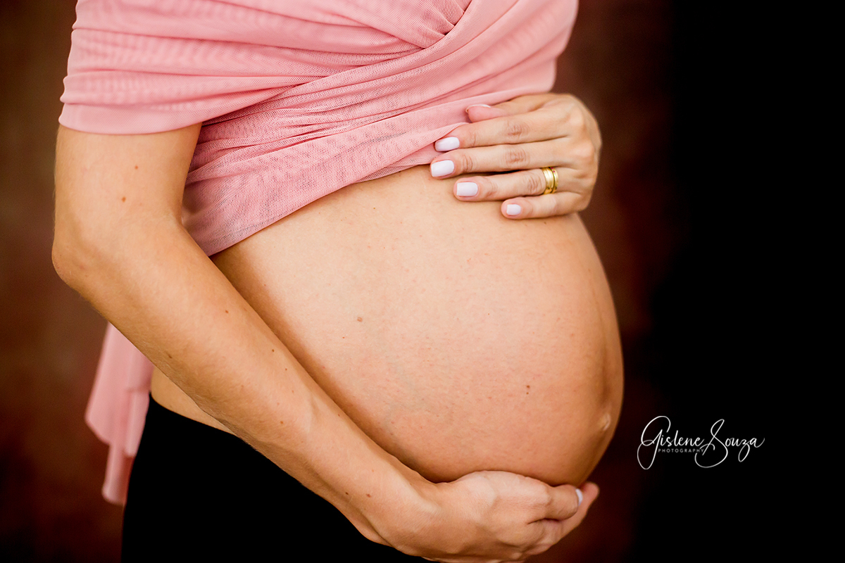 Ensaio de gestante em Para de Minas. Fotografia de estúdio.