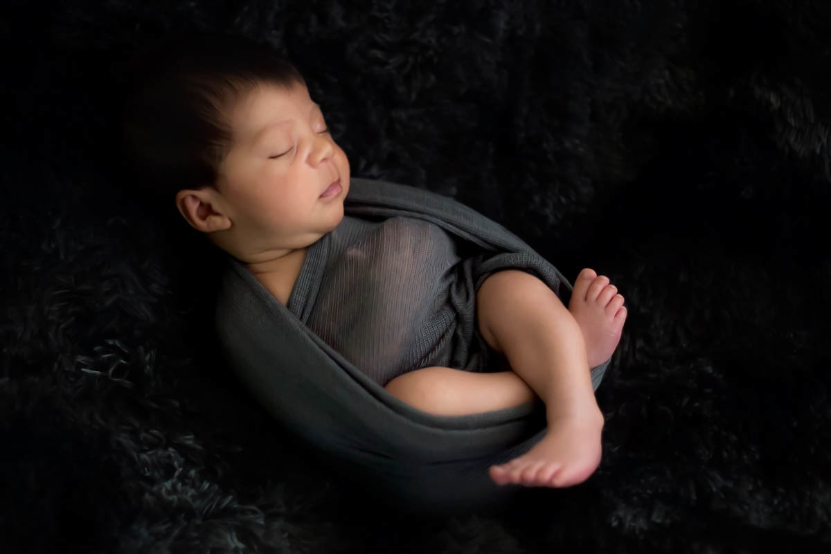 Fotografia de newborn  na cidade de Pará de Minas. Bebê enrolado no wrap.